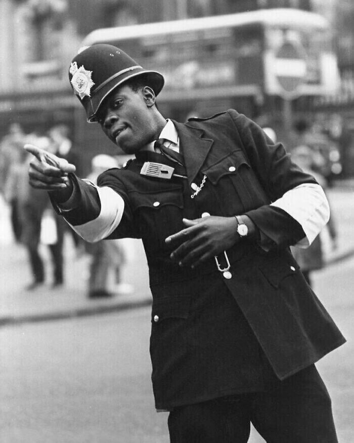 El primer policía negro de Londres, el agente Norwell Roberts, de guardia cerca de la estación de Charing Cross, 1968