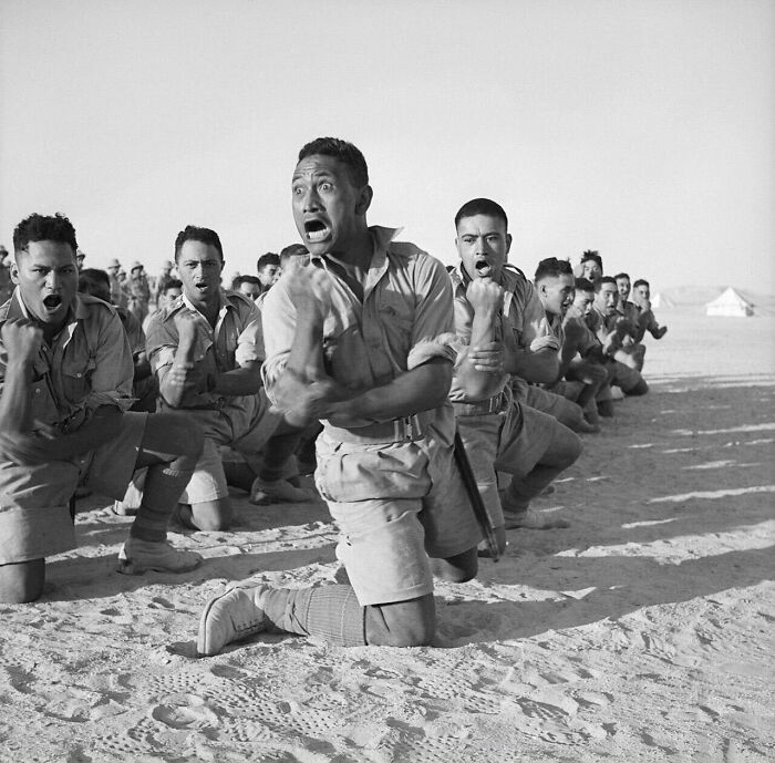 El batallón maorí de Nueva Zelanda ejecutando una danza ceremonial Haka en Egipto, 1941