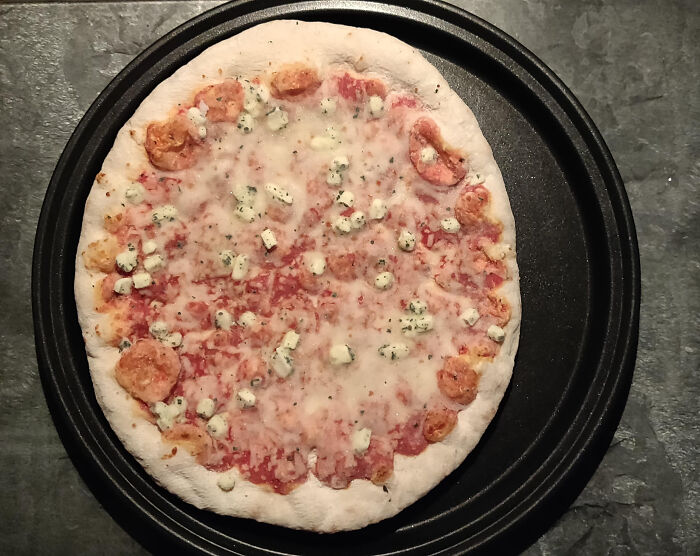 O el plato creció o Dr. Oetker está encogiendo sus pizzas congeladas, antes se ajustaba perfectamente