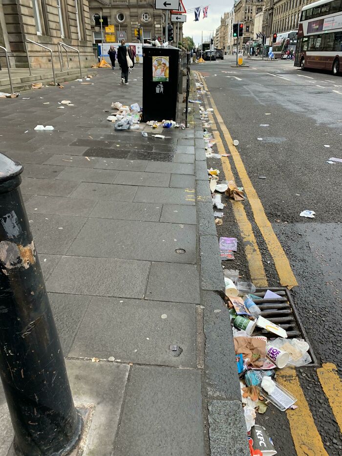 Hay una huelga de basureros de 11 días en Edimburgo y este es solo el segundo día. Casi toda la ciudad está así 