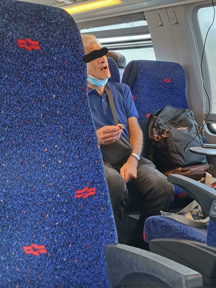 En el tren, este hombre se bajaba la mascarilla cada dos minutos para estornudar y estuvo escuchando musica en voz alta como por una hora 