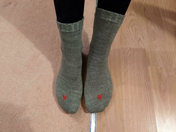 Me casé el sábado. Hice estos calcetines para que mi esposa los usara mientras se preparaba, ¡para que no tuviera los pies fríos! 