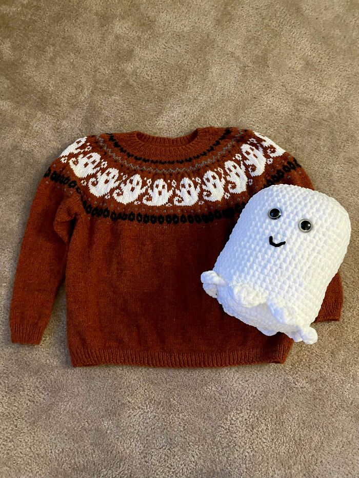 ¿Me dan un premio por terminar un suéter de Halloween antes de Halloween?