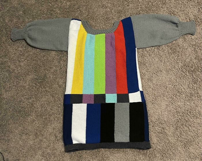 Mi suéter accidentalmente se ha convertido en un vestido, pero no podría estar más contenta. ¿Debería agregar una parte que diga “Sin señal” para que sea más obvio para las personas que no lo entienden?