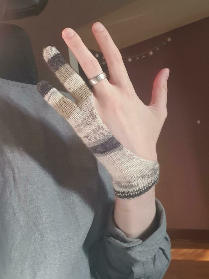 Experimental Stuff: Digital Artist's Glove! (Prevents The Hand From Sticking To The Monitor Lol) Usually They're Plain Black And Ill-Fitting, So I Wanted To Make My Own