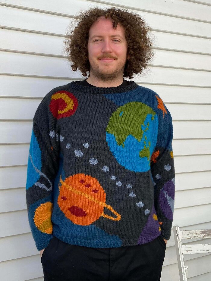 Once meses después, por fin he terminado este suéter espacial de los años 80 que vi en r/Knitting