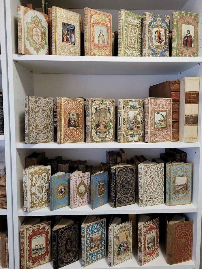 Una selección de encuadernaciones de cartoné francés del siglo XIX que he montado recientemente. A menudo se les conoce como cajas de caramelos por sus cubiertas extremadamente decorativas