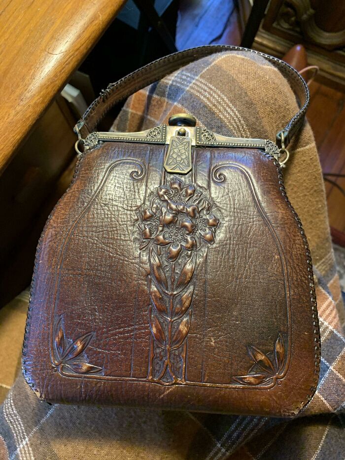 El bolso de cuero de mi bisabuela. Necesito reemplazar algunas de las costuras de cuero en el asa, pero por lo demás está en condiciones impecables y lo uso a menudo
