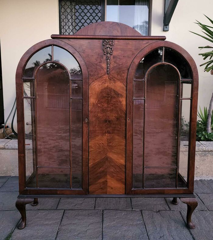 Just Got This Cabinet Which Comes With 2 Glass Shelves (Not Pictured). How Old Do You Think This Is? Couldn't Find Any Markings To Help Date It