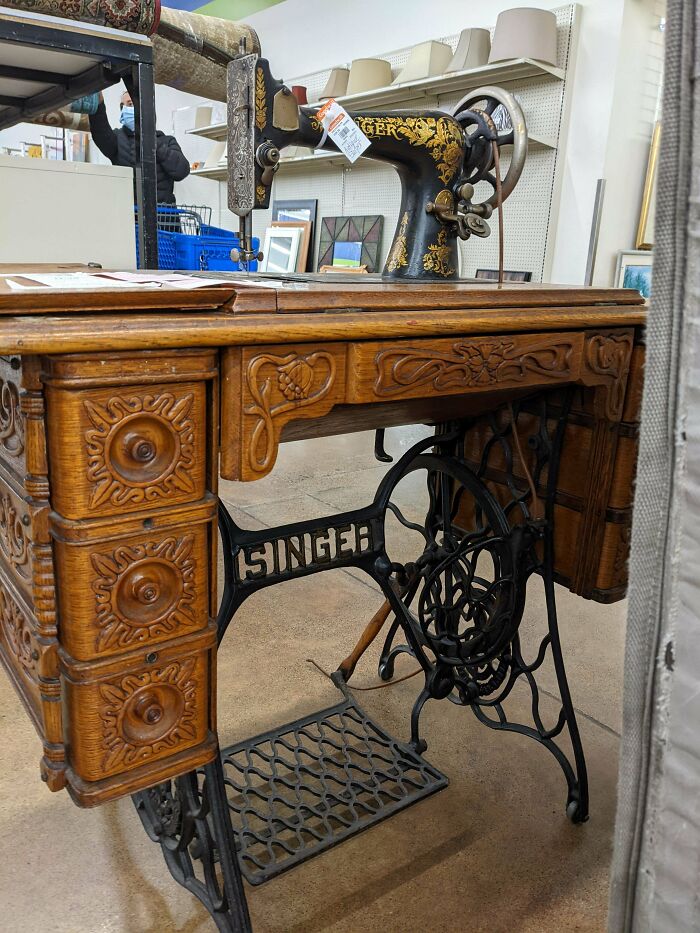 Acabo de recoger esta magnífica máquina de coser Singer de mesa plegable en una tienda de beneficencia por unos 100 dólares