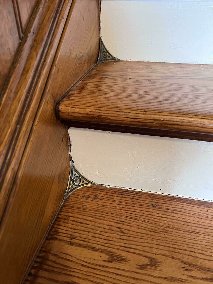 ¿Qué son esas cosas de metal en las esquinas de la escalera y para qué sirven?