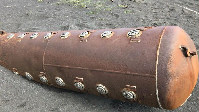 Encontré un gran cilindro metálico en la playa de Husavik, Islandia. ¿Qué es?