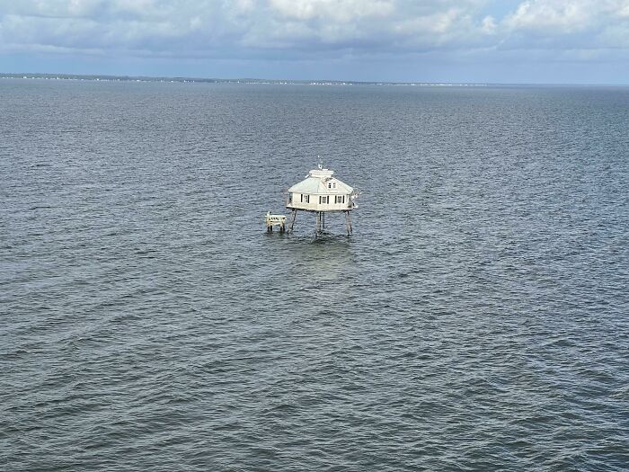 ¿Qué hace esta casa en el medio del océano? Estaba a un kilómetro de la costa de Mobile, Alabama. Fui en crucero 