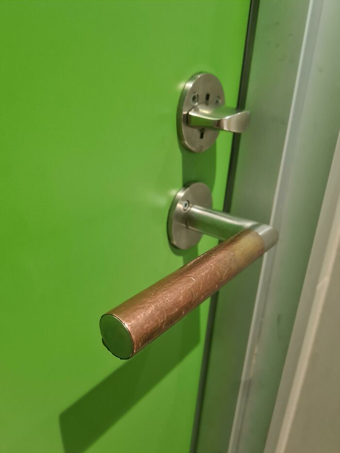  Una manija de latón o cobre en la puerta del baño