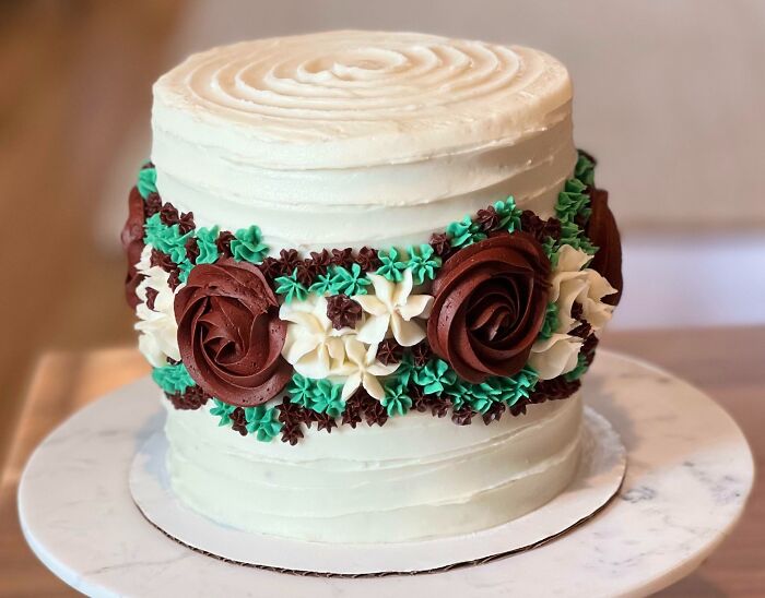 A Christmas Themed Cake! I’ve Never Successfully Piped On The Sides Of The Cake Until Now And I Love It! A Buttercream Wreath