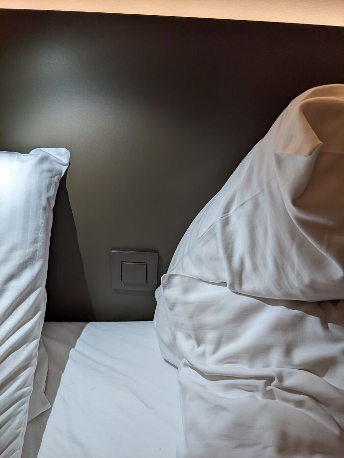 El interruptor de la luz de la habitación está detrás de las almohadas, para que te despiertes inexplicablemente a la mitad de la noche 