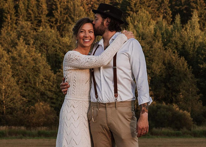 This Bride Finished Knitting Her Wedding Dress 4 Days Before The Wedding, Documented The Entire Process And Shared It Online