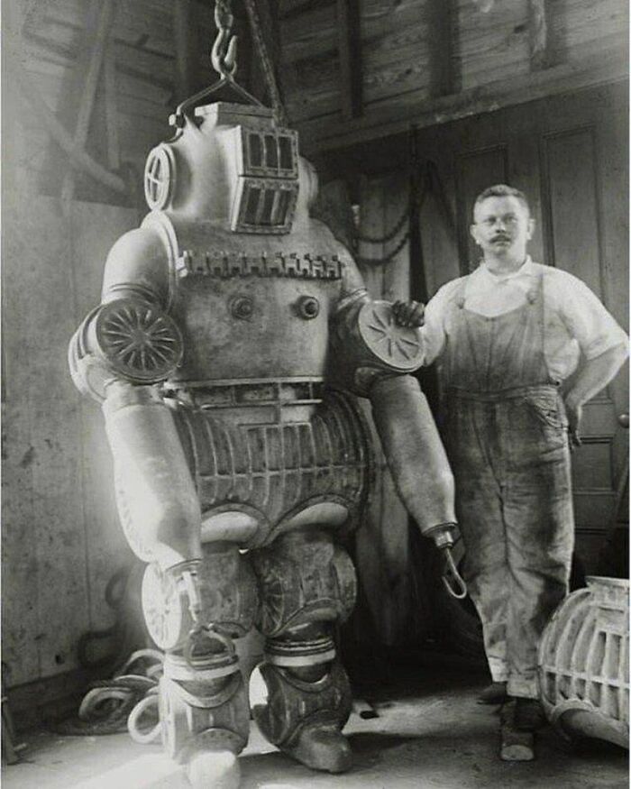 Chester Mcduffee And His Diving Suit, Weighing 485 Lbs, December 1911
