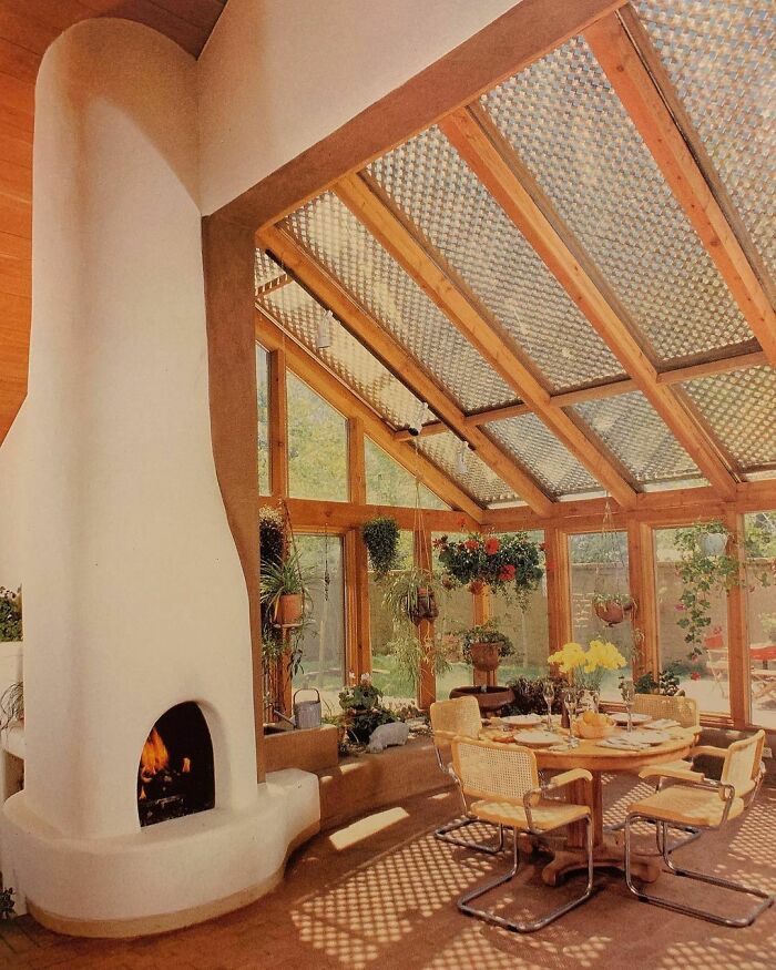  ¡Plantas colgantes, mimbre y grandes ventanas! California Home Book de Los Angeles Times, 1982
