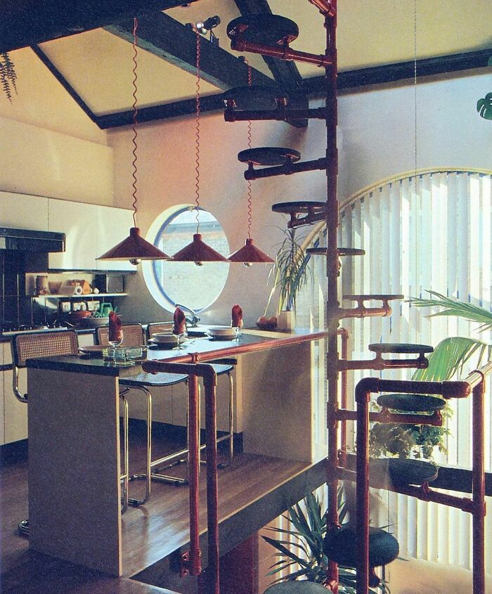  ¡Imaginen subir estas escaleras estando ebrio! The Complete Home Book, por Pamela Ferguson, 1983