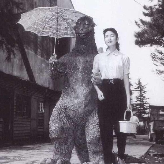  Haruo Nakajima y Momoko Kochi en el rodaje de Godzilla, 1954
