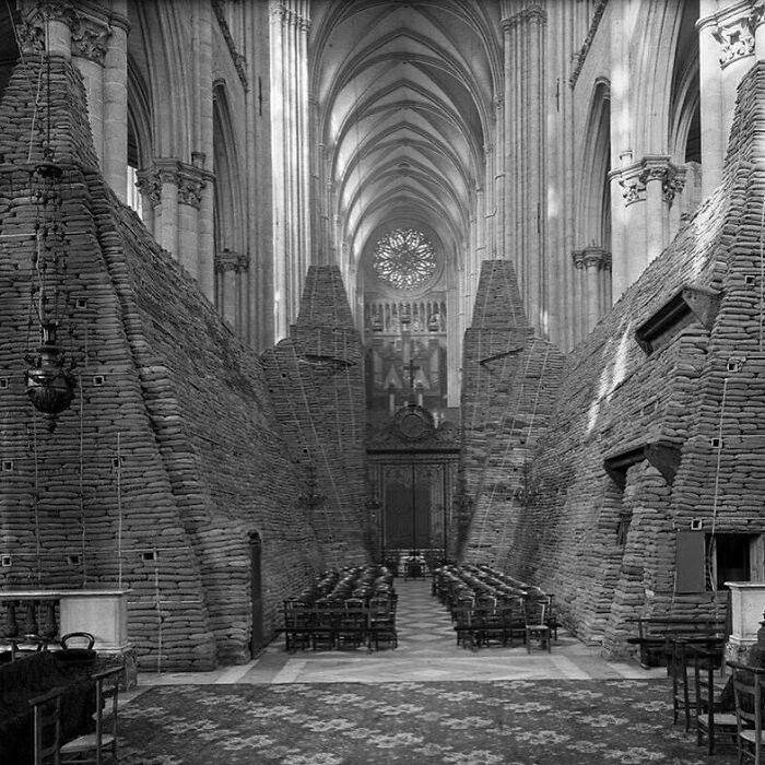 Notre Dame protegida por sacos de arena durante la Primera Guerra Mundial