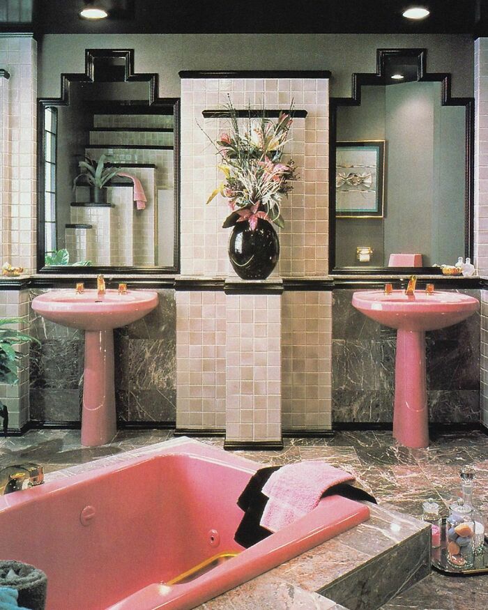 Este baño con mármol negro y detalles rosados