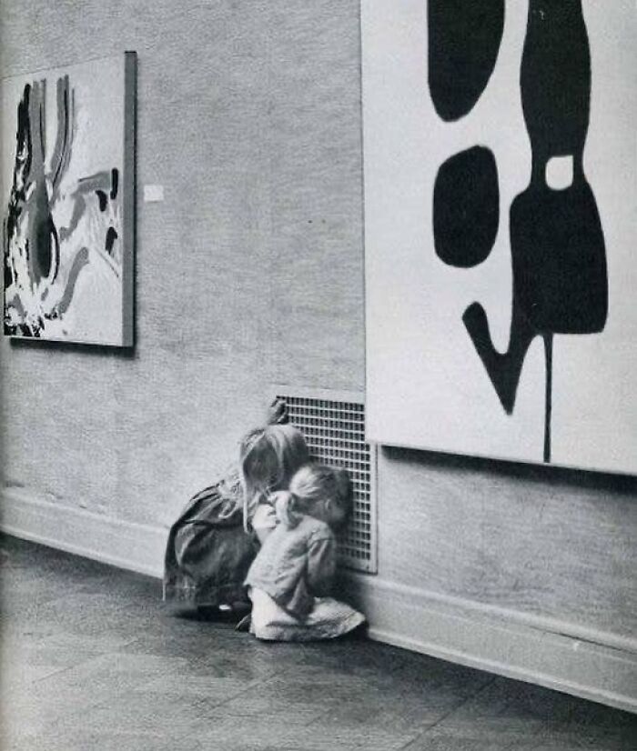 Dos niñas ignorando las obras de arte del Museo de Arte de San Francisco 