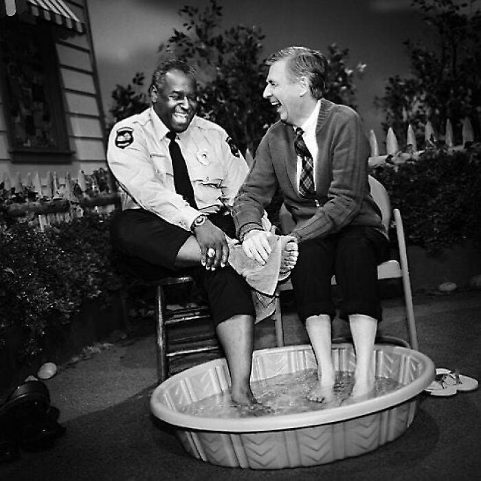 El Sr. Rogers invitó a un policía negro a su programa y le preguntó si quería refrescarse los pies en su minipiscina 
