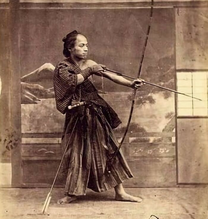 Una foto de un arquero samurái japonés tomada en 1870