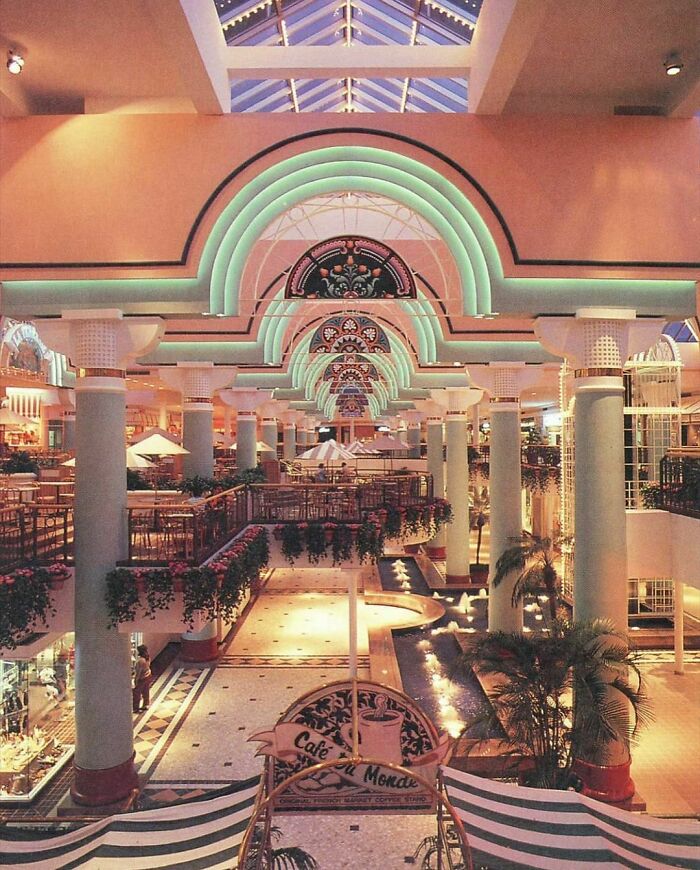 Centro comercial Esplanade, 1988