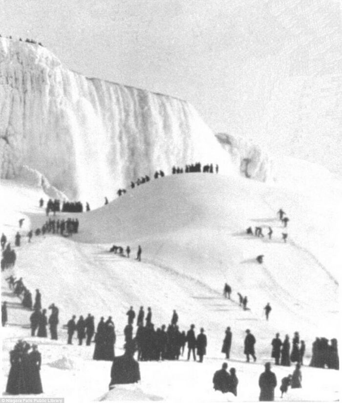 Another Amazing Photo Of The Frozen Niagara Falls In The Winter Of 1911