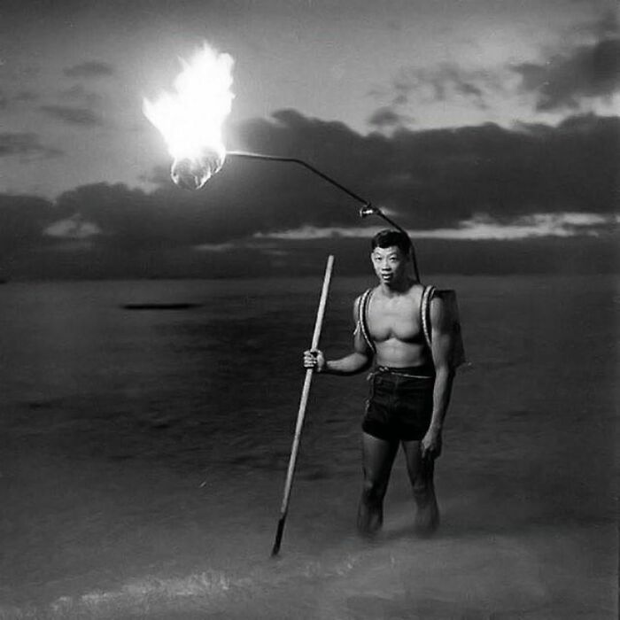 Un hombre pescando de noche en la costa de Hawaii, 1948 