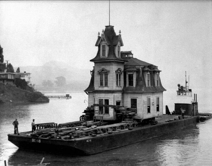 Una casa victoriana trasladada en barco a Tiburón, California, en 1957