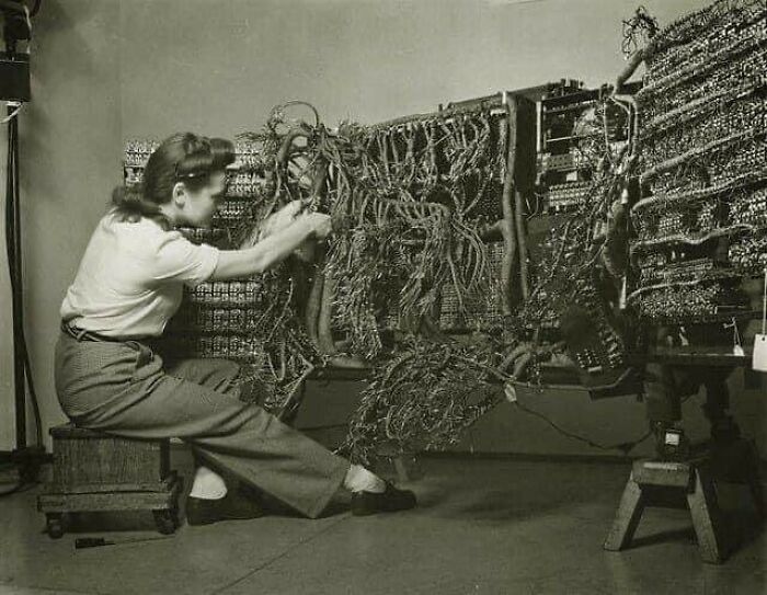 Una ingeniera conectando un ordenador primitivo de lBM en 1958