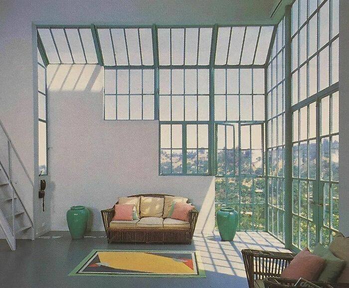 “Aprovechando al máximo la fantástica ubicación en la costa oeste de Estados Unidos, el arquitecto diseñó una casa alrededor de las ventanas”. New House Book, por Terence Conran, 1985