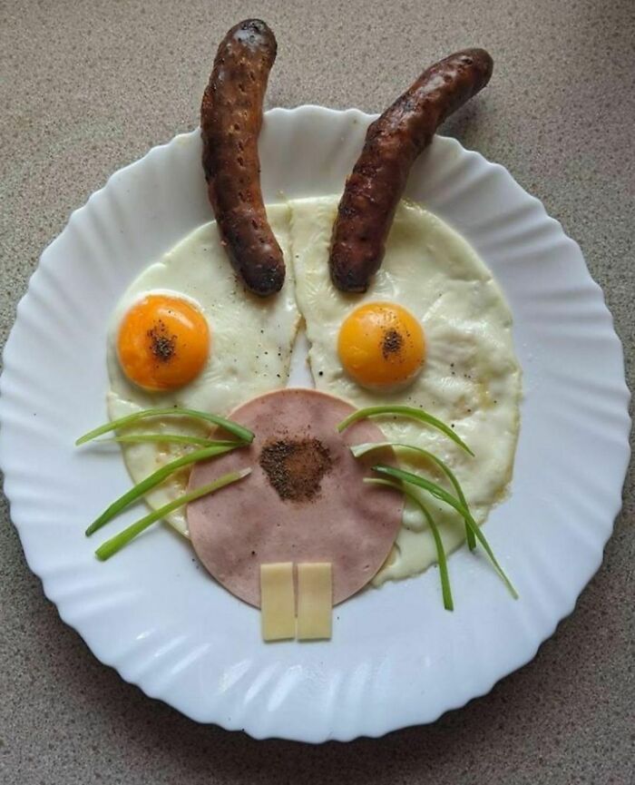 Desayuno de Acción de Gracias. Huevos, salchichas, jamón y queso