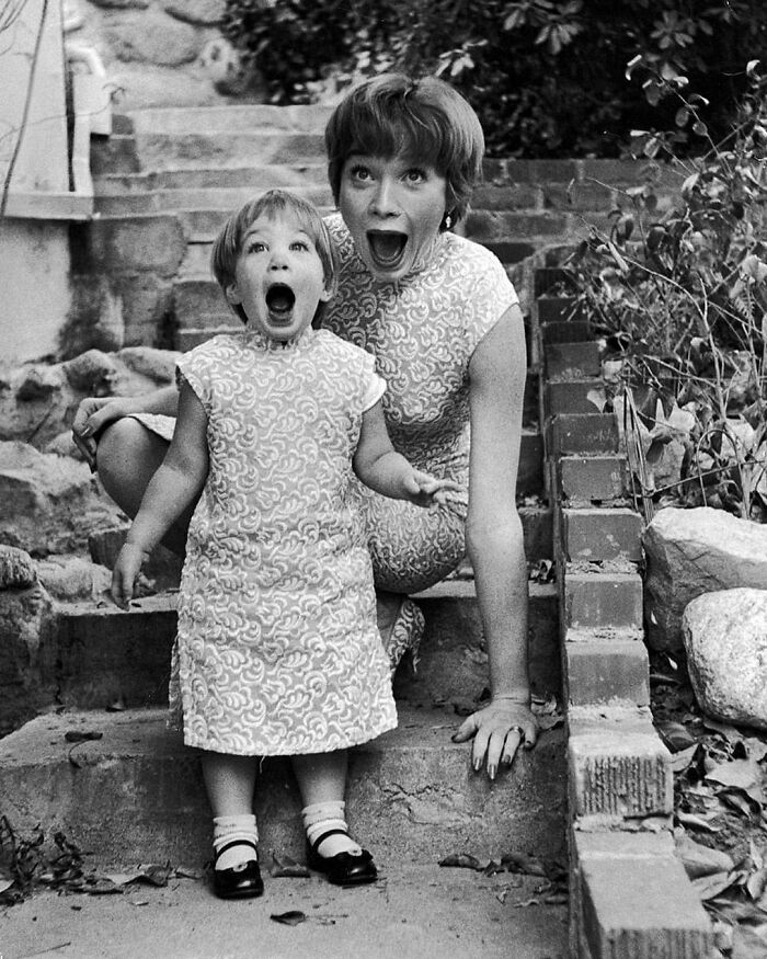 Shirley Maclaine con su hija Sachi, 1959