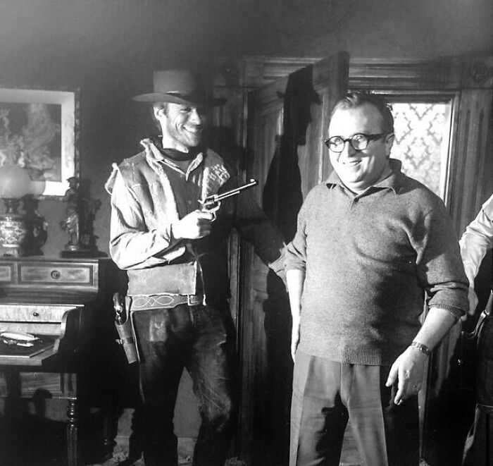 Clint Eastwood y el director Sergio Leone en el plató de 'Por un puñado de dólares', 1964