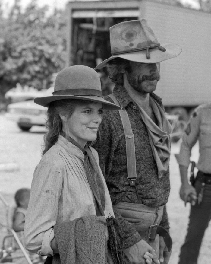 Katharine Ross y Sam Elliott cogidos de la mano entre tomas en el rodaje de The Shadow Riders, 1982. Los dos actores llevan casados desde 1984