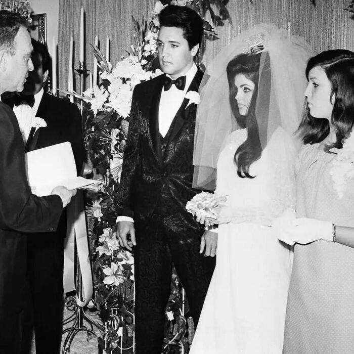 Elvis Presley y Priscilla Beaulieu durante su ceremonia de boda en el Hotel Aladdin de Las Vegas el 1 de mayo de 1967