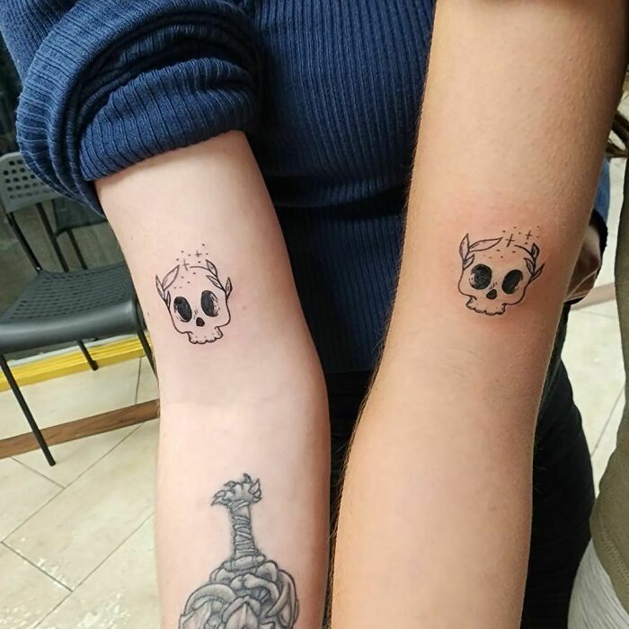 Adoráveis ​​tatuagens de caveira combinando