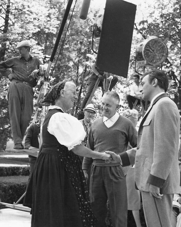 La verdadera Maria Von Trapp visita al director Robert Wise y a Christopher Plummer en el plató de 'Sonrisas y Lágrimas', 1965. Cuando Maria conoció a Christopher, exclamó: "¡Eres mucho más guapo que mi verdadero marido!"