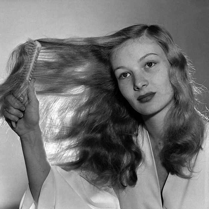 Veronica Lake Showing Off Her Long Locks, 1941. Lake Was Best Known For Her Femme Fatale Roles In Film Noirs During The 1940s, As Well As Her Iconic Peek-A-Boo Hairstyle
