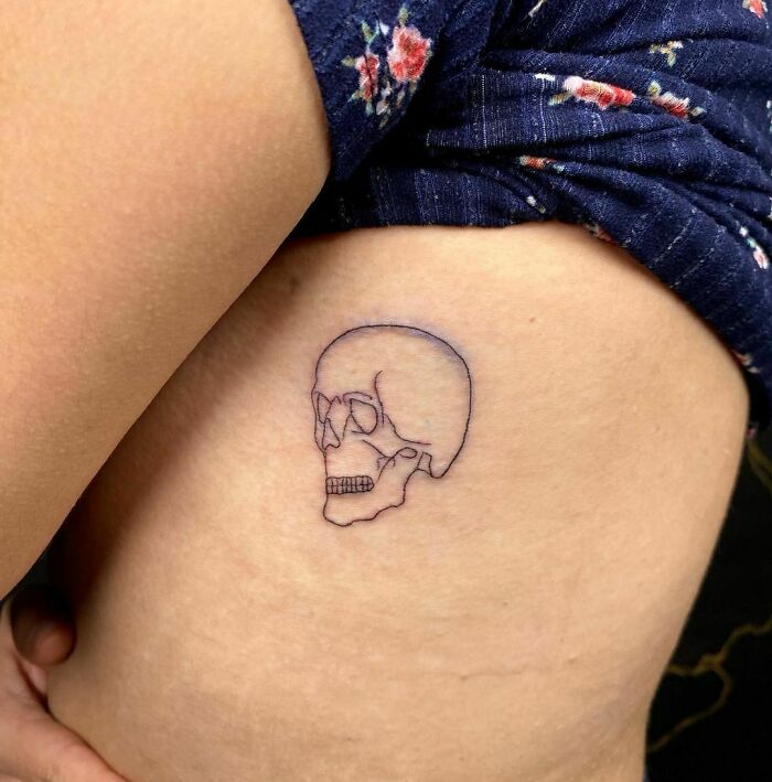minimalistic tattoo of a skull