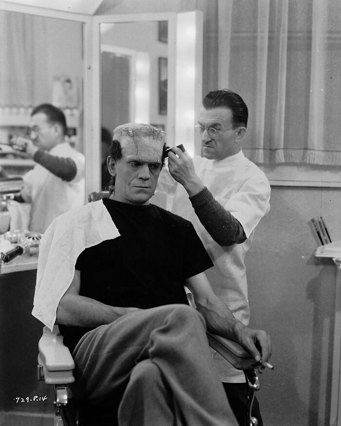 El maquillador Jack Pierce metiendo a Boris Karloff en su personaje en el plató de 'La novia de Frankenstein', 1935. Karloff consideraba a Pierce "el mejor maquillador del mundo. Le debo mucho"