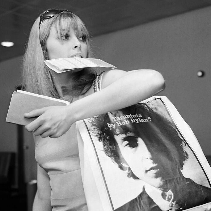 Sharon Tate en el aeropuerto de Heathrow, Londres, 1966. La actriz lleva una bolsa de Bob Dylan para promocionar su próximo libro de poesía, Tarántula
