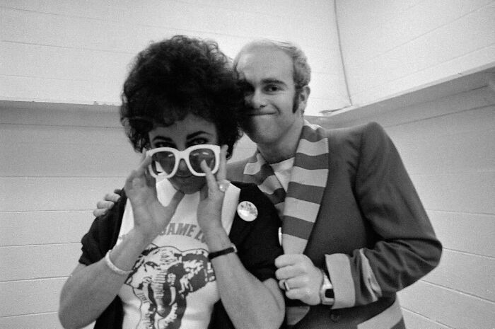 Elizabeth Taylor visita a Elton John entre bastidores en el Spectrum de Filadelfia en 1976. Fotos de David Nutter