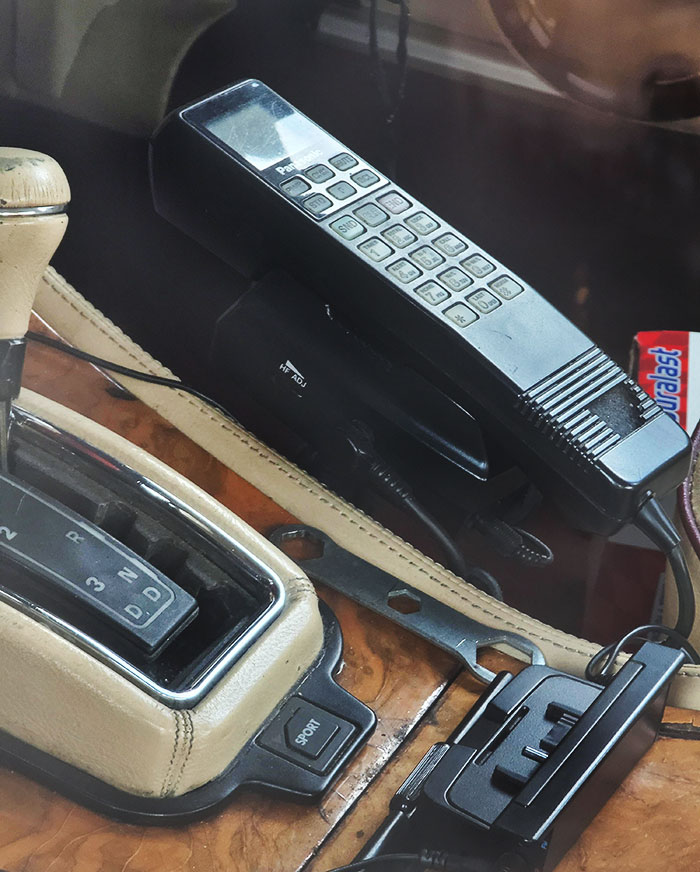 Este antiguo Jaguar todavía tiene su teléfono