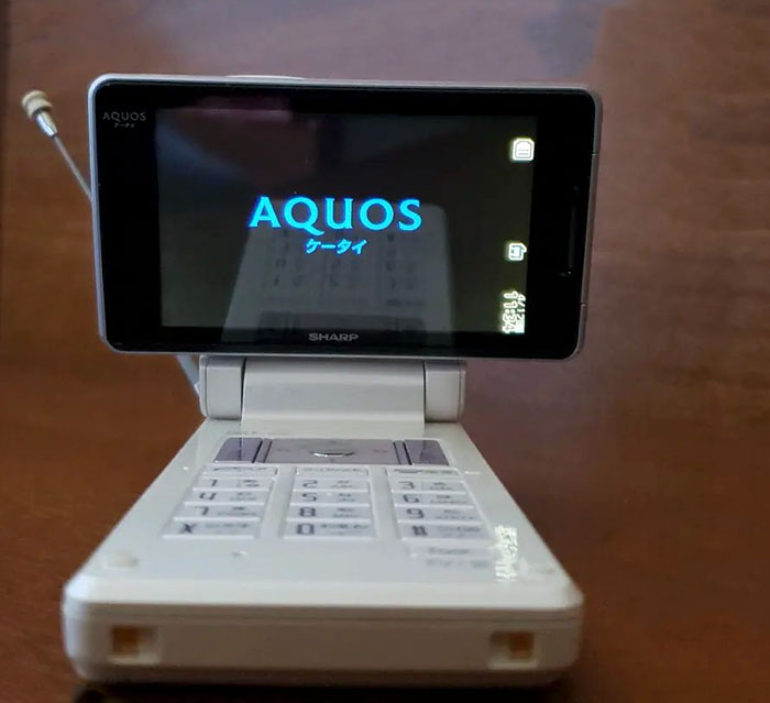 KDDI W51SH "AQUOS Phone" By Sharp